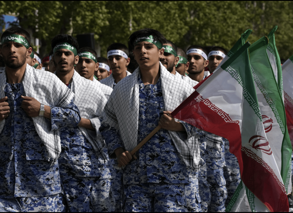 伊朗周三举行一年一度建军节阅兵仪式。美联社