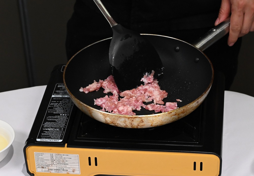 4. 起油镬，炒熟肉碎，取出备用。Heat oil in a wok, fry the ground pork until done, set aside.