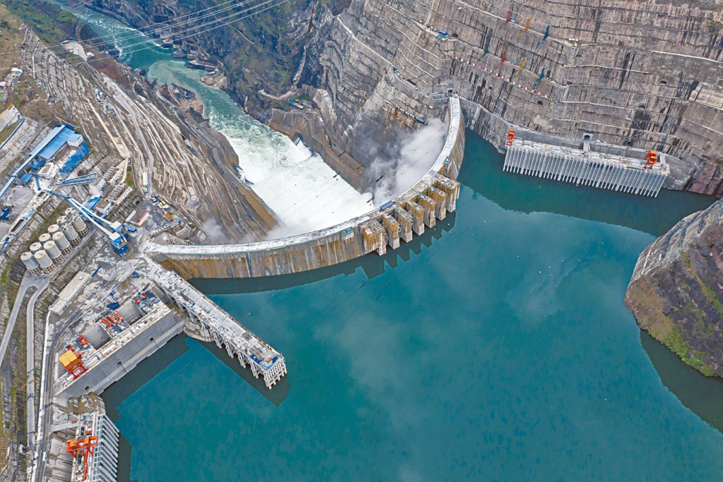 无人机俯瞰壮观的白鹤滩水电站。