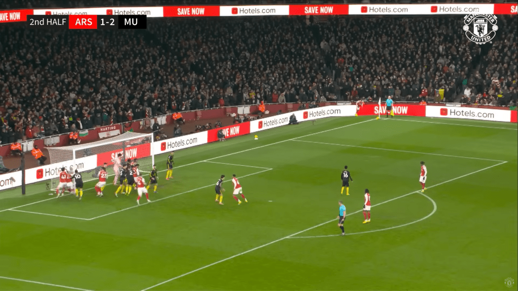 阿仙奴的進攻角球，小禁區有16人逼過搭地鐵。網上影片截圖