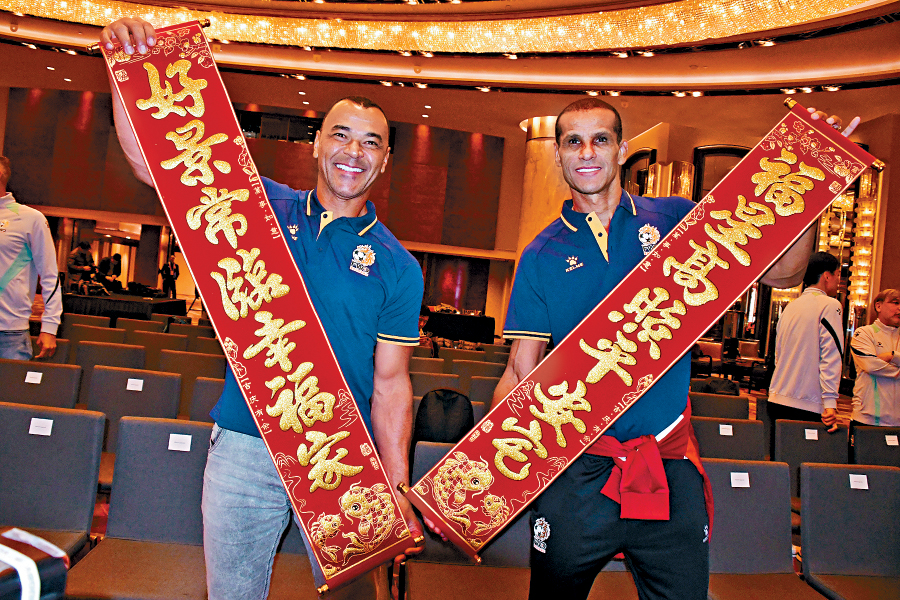 卡富(左)及李華度擺出香港球迷似曾相識的長揮春合照。