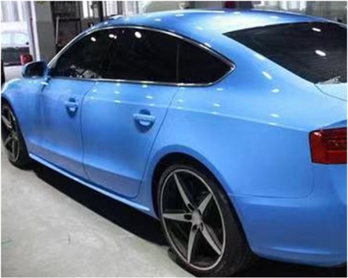 霸氣妻在交車當日狠狠往舊車前座位踢了8腳。配圖與本文無關