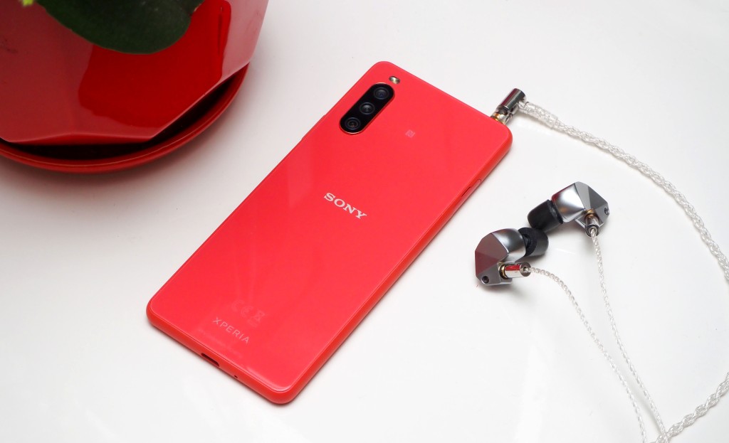 ●沿用日系列Phone格的Xperia 10 III備有黑、藍、粉紅(圖)及白四色機身選擇。