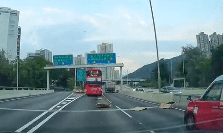 貨車司機似乎未有察覺,沒有停車查看,繼續沿公路駛去。 貨車司機似乎未有察覺,沒有停車查看,繼續沿公路駛去。