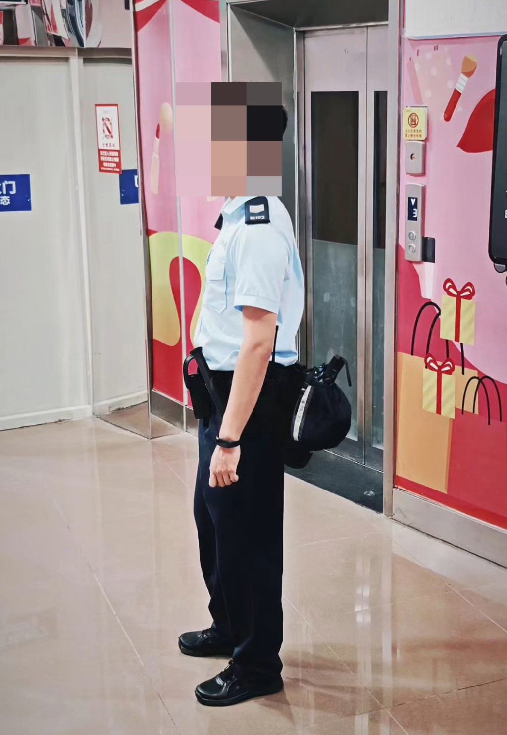 一名內地男子經常身穿香港警察制服自拍,之後放上小紅書。小紅書圖片 一名內地男子經常身穿香港警察制服自拍,之後放上小紅書。小紅書圖片