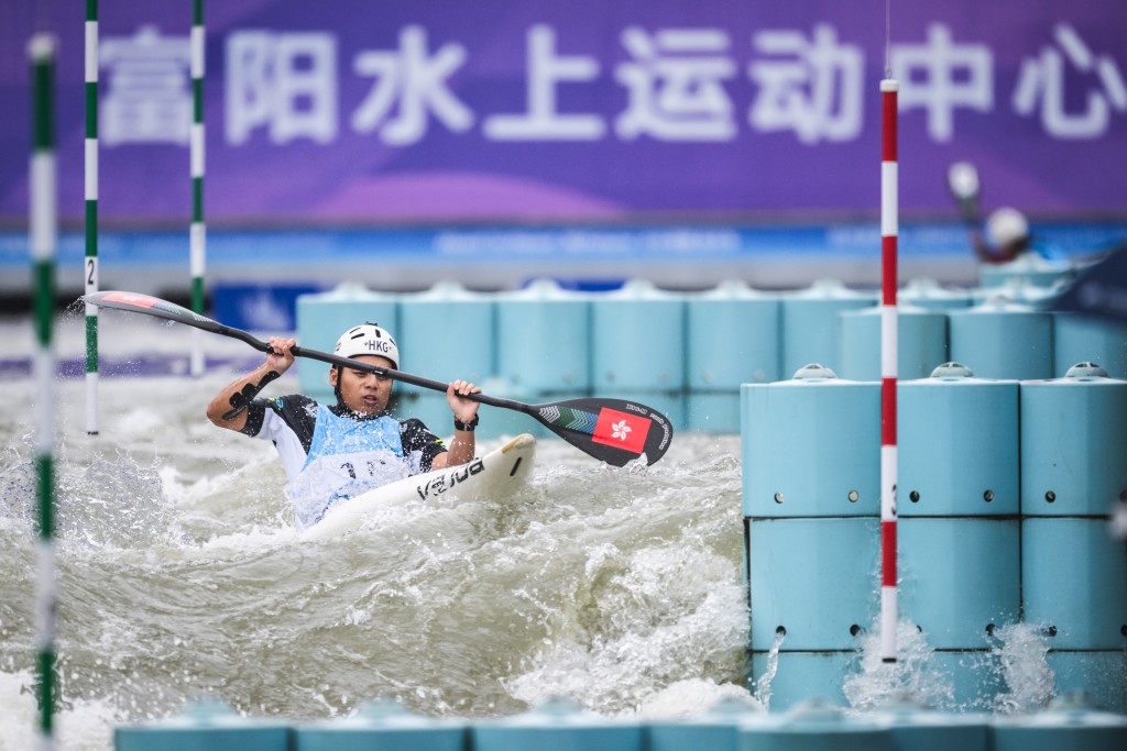 港隊唯一代表梁梓俊在杭州亞運獨木舟迴旋男單項目晉級決賽。港協暨奧委會圖片