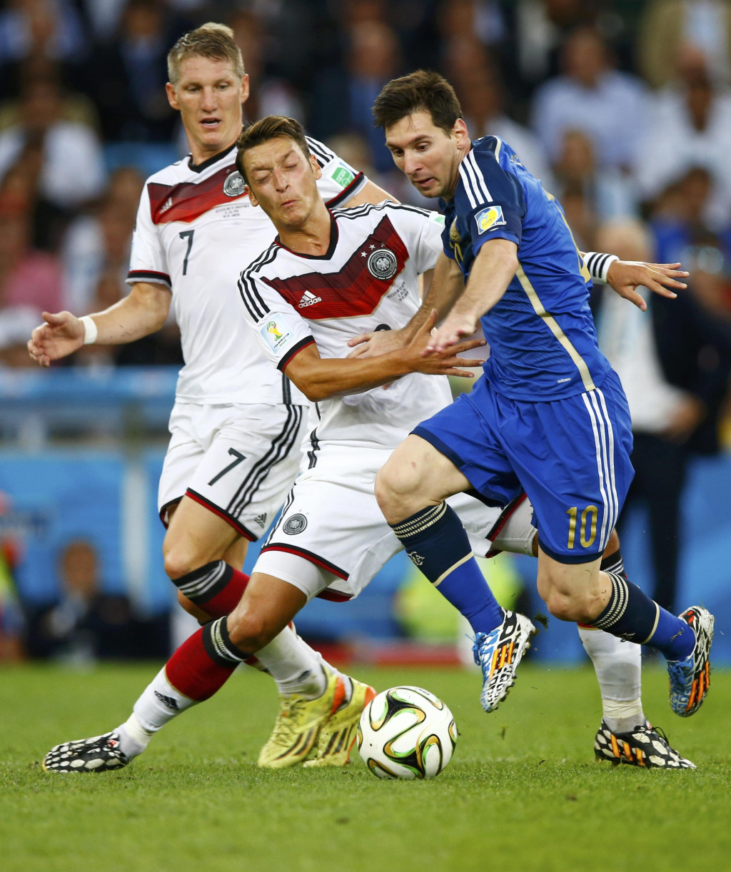 奧斯爾(中)於2014世界盃決賽與阿根廷主將美斯大鬥法。資料圖片