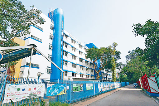 教育局落實在九龍灣宏照道籌建中學校舍,選址於清拆中的新秀大廈(見圖)及消防同樂會地盤內。