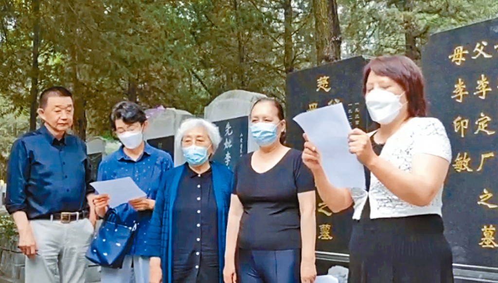 「天安門母親」成員昨到萬安墓園悼念。