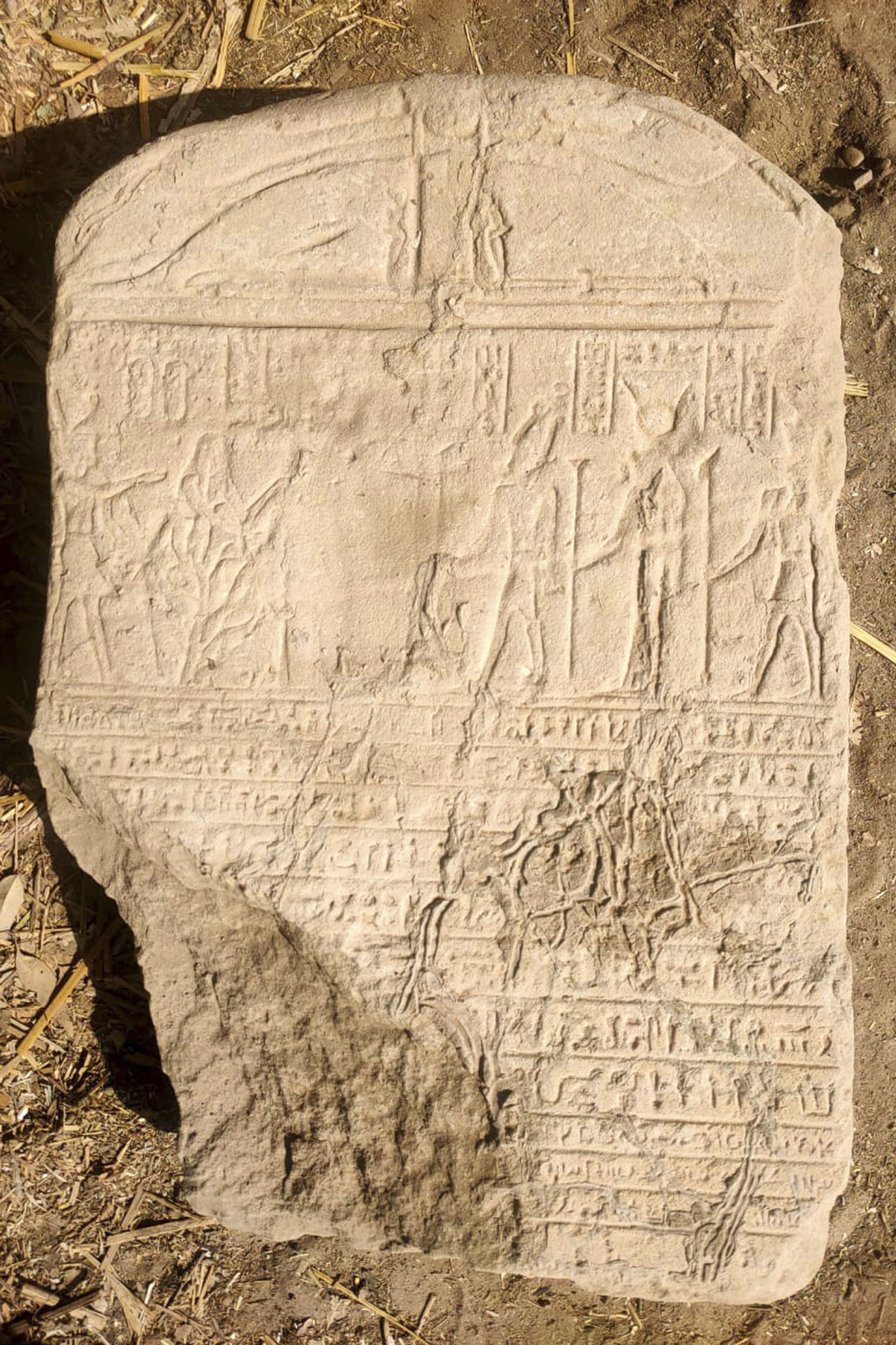 研究人員在這尊獅身人面像旁邊，還發現以通俗文字和象形文字撰寫的古羅馬石碑。AP