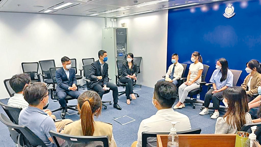 警務處公共關係部長官與大學生實習生,分享警隊的公共關係策略和活動。