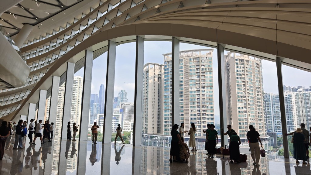 不少南下旅客在玻璃幕墙外打卡。周正豪摄 不少南下旅客在玻璃幕墙外打卡。周正豪摄