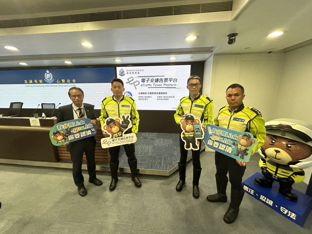 交通總部交通管理及違例檢控科高級警司蔡偉森(左二)、警司聶凱鵾(右二)、總督察趙崇熹(右一)及資訊系統部資訊應用科署理高級系統經理侯慶添(左一)見記者簡介詳情。 交通總部交通管理及違例檢控科高級警司蔡偉森(左二)、警司聶凱鵾(右二)、總督察趙崇熹(右一)及資訊系統部資訊應用科署理高級系統經理侯慶添(左一)見記者簡介詳情。