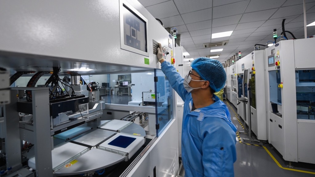 杭州一家公司的研发实验室正在进行光伏板的丝网印刷。 新华社