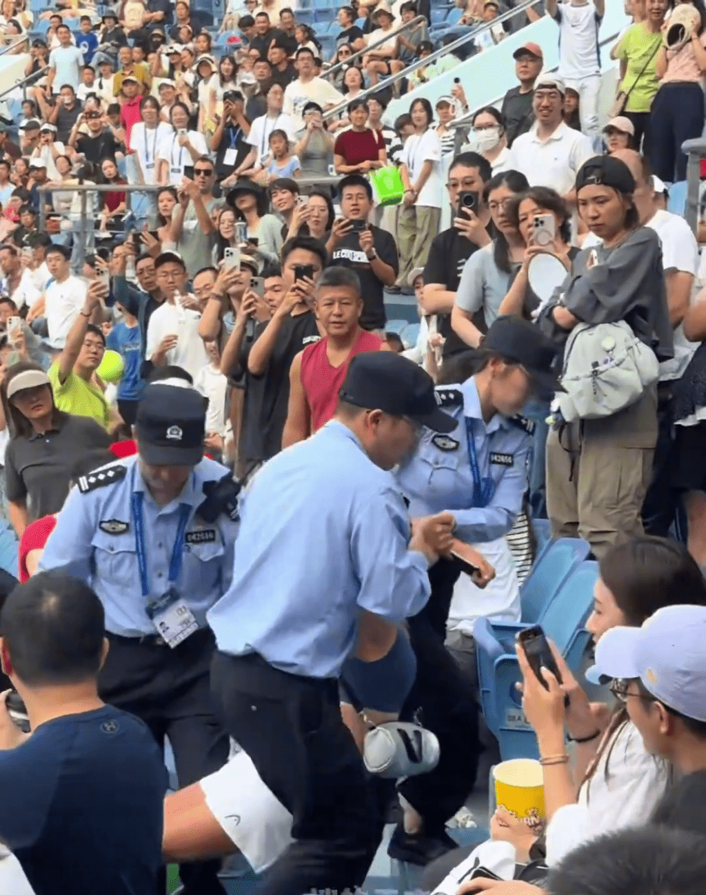 被保安抬離看台。