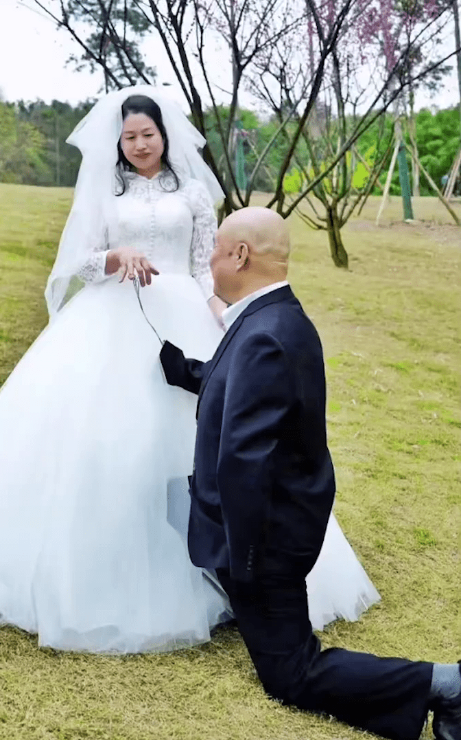 黃國富與妻子拍婚紗照，跪地「求婚」。