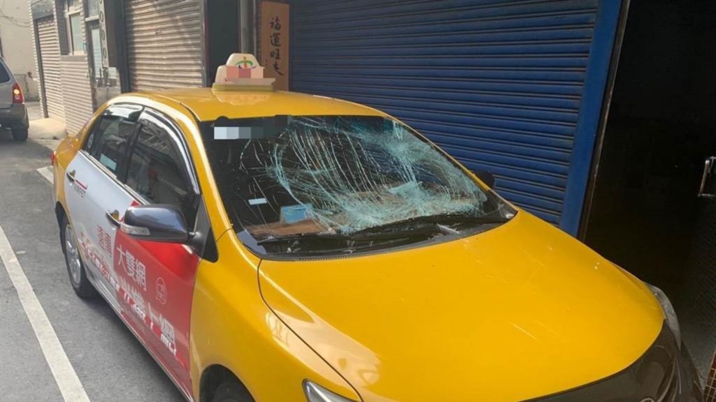 車頭擋風玻璃被撞至爆裂。中時