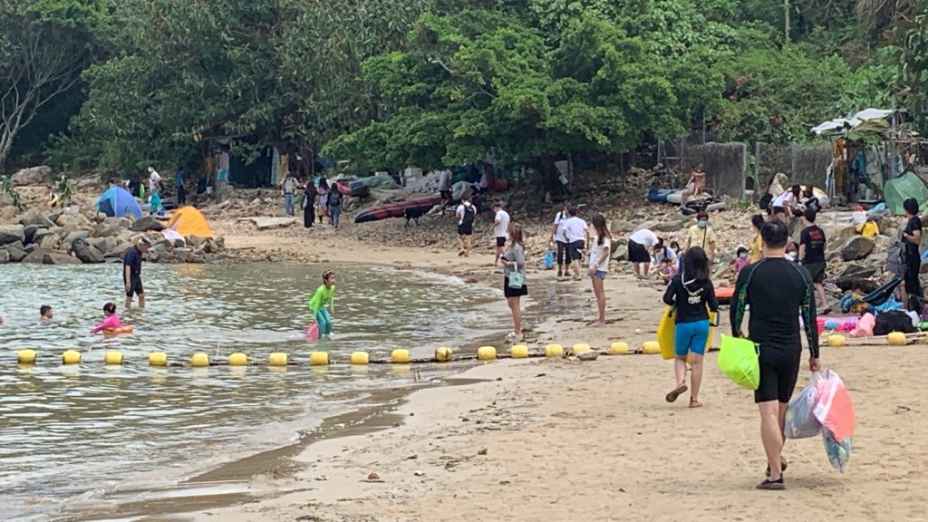 有市民仍跨欄進入清水灣二灘游泳。