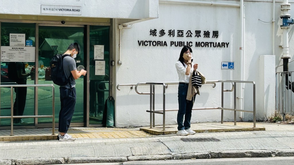 女親屬拿出手帕,不停擦拭眼淚。蔡楚輝攝 女親屬拿出手帕,不停擦拭眼淚。蔡楚輝攝