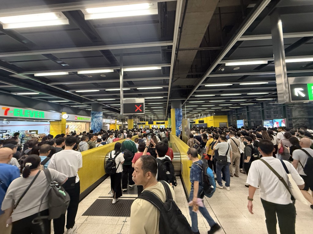 有網民指，有乘客得悉港鐵列車服務暫停，決定從油塘慢慢徒步到觀塘。