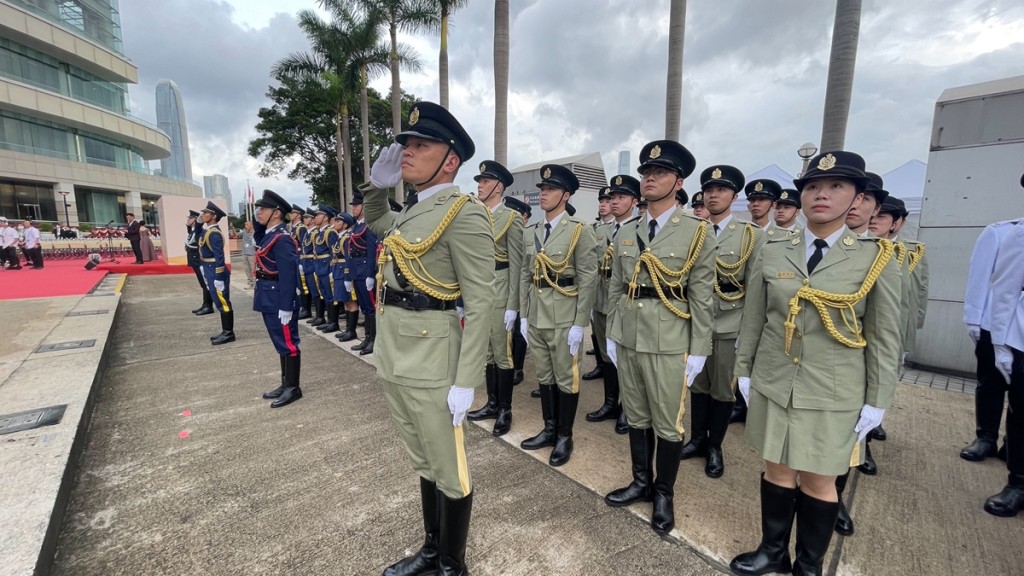 海關中式步操進入升旗儀式會場，盼望祖國及香港發展繁榮昌盛。海關FB圖片