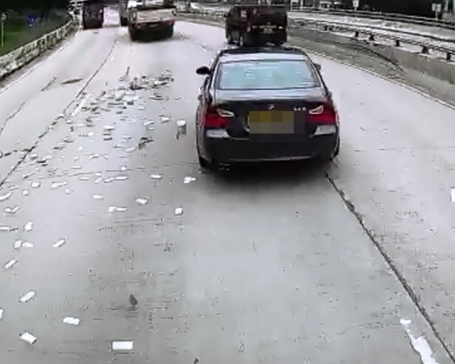 有驾驶人士在网上发放片段，指马路上有大量铁片及钉，有车辆「中招」爆车胎。 网上片段截图