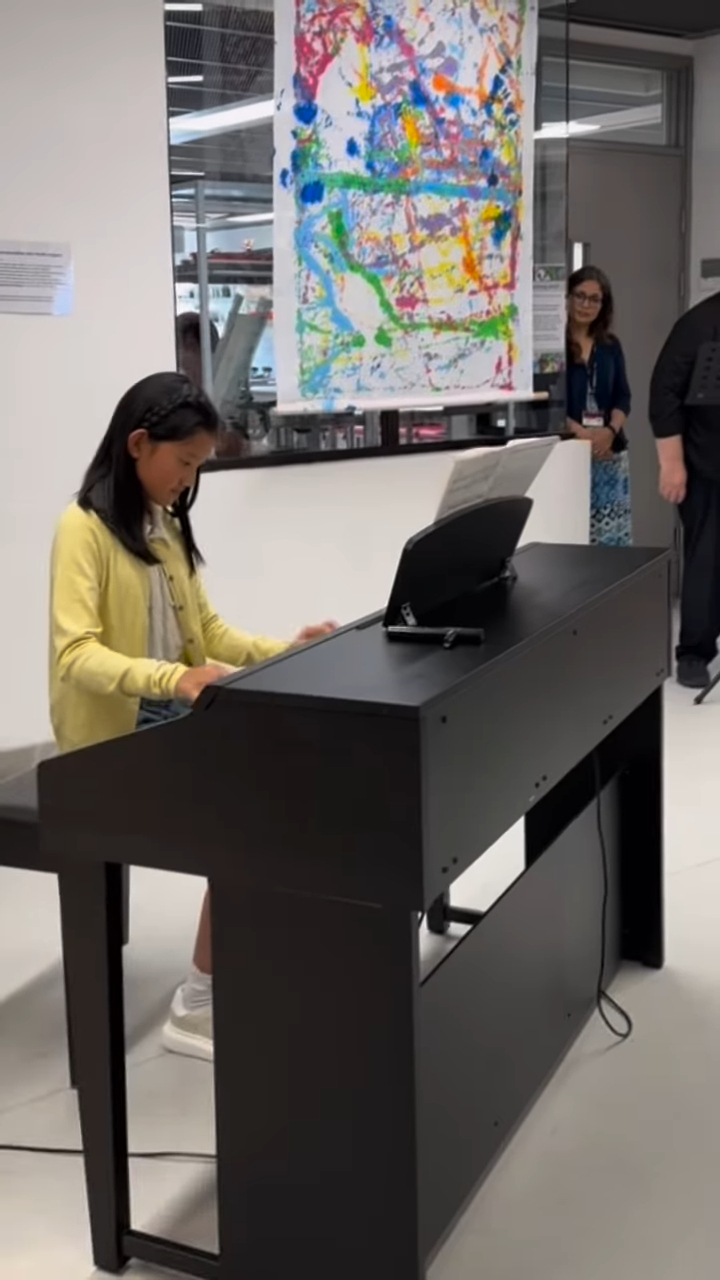 曹敏莉晒出女兒彈琴的影片，不少網民都讚她彈琴流暢悅耳。