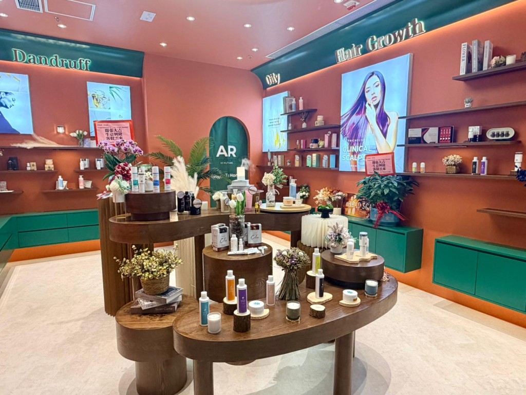 四年間,她陸續開出三間分店,並即將落戶新界,目前三店月營收合計近180萬元。 四年間,她陸續開出三間分店,並即將落戶新界,目前三店月營收合計近180萬元。