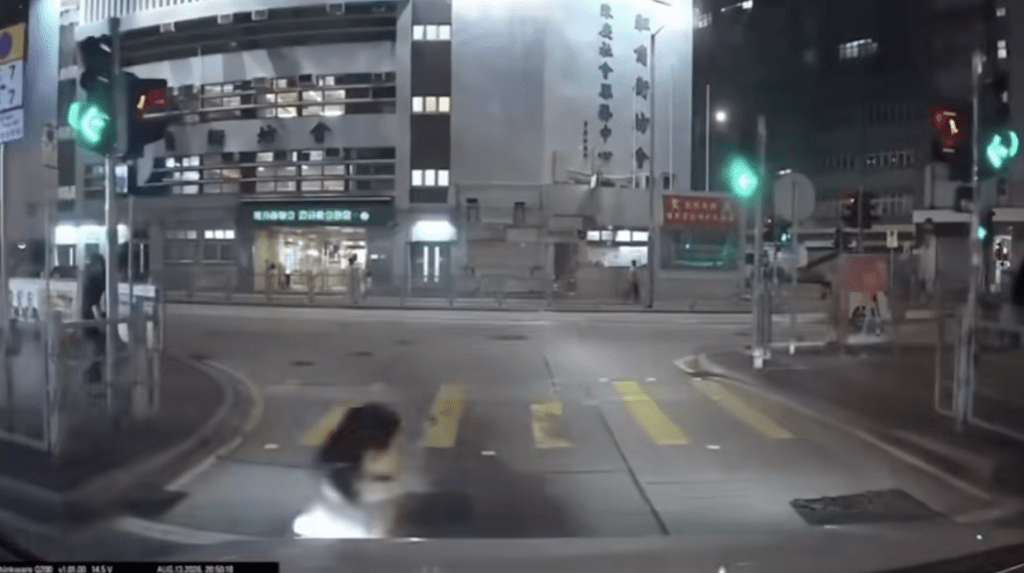 司機見狀大驚,隨即緊急煞車,女童亦在車頭極近距離前停下腳步,場面萬分驚險。 司機見狀大驚,隨即緊急煞車,女童亦在車頭極近距離前停下腳步,場面萬分驚險。