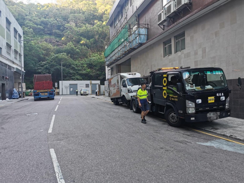 葵青警区联同新界南总区交通部一连两日（七月二十四和二十五日），针对葵青工厂区内违泊问题采取交通执法行动。