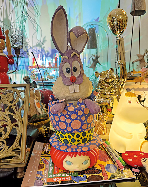 這隻獨一無二的陶瓷兔仔是Monica的作品，斷斷續續花了半年製成。最特別是兔仔反傳統從帽子頂部彈出來，而下方就配襯了奈良美智的招牌女孩。