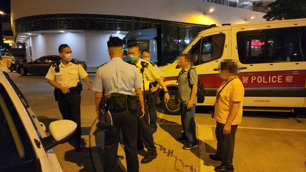 兩名親屬在警員陪伴下離開。