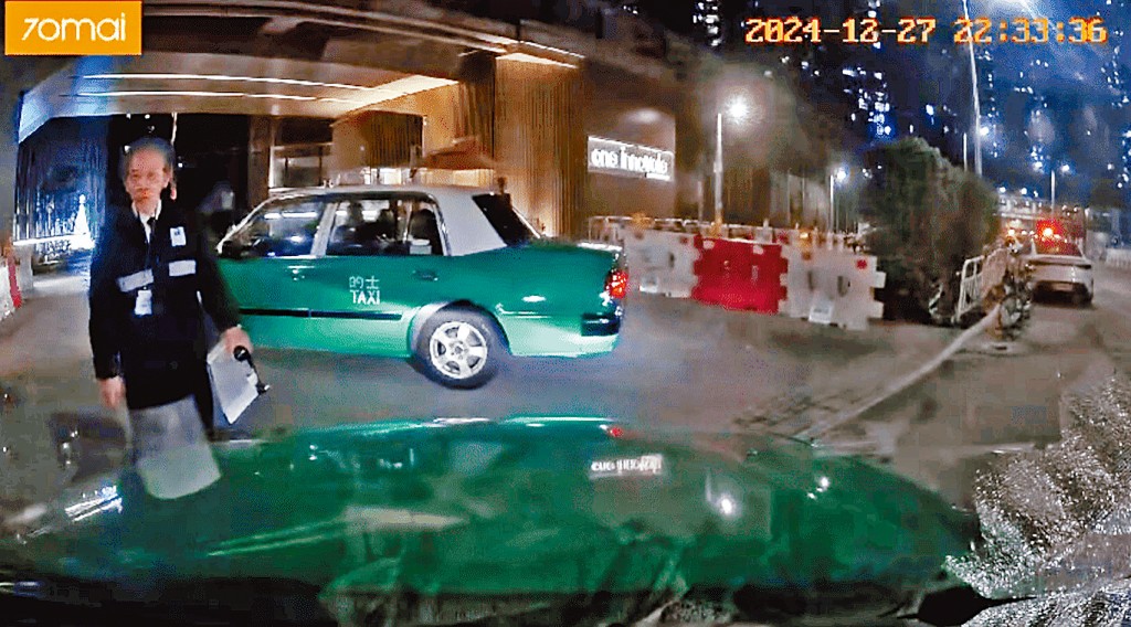 片段顯示的士車身晃動起來，並有人發出掙扎的呻吟聲，疑似被人毆打。