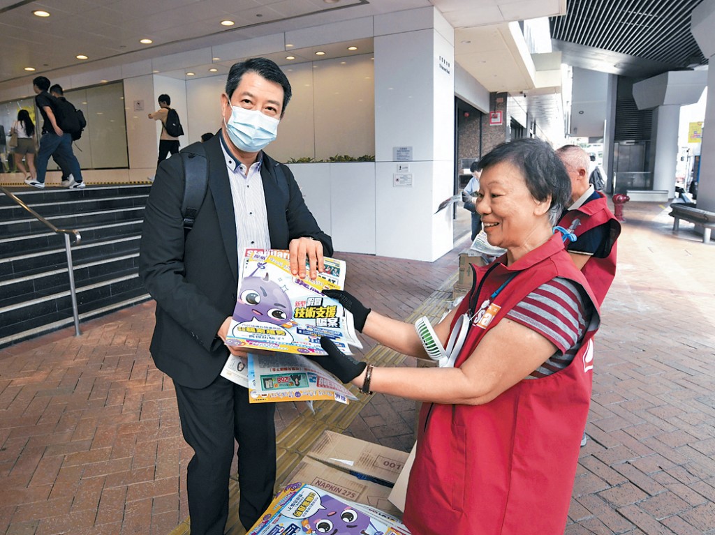 市民踴躍取閱《提紙》，了解最新防騙資訊及騙案手法。
