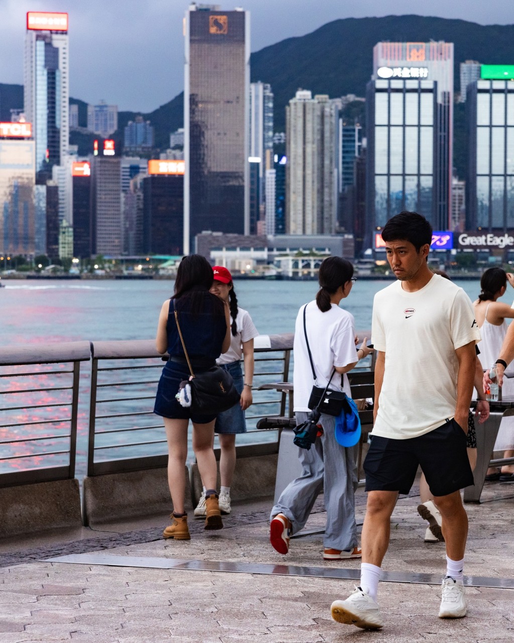 利物浦球員到尖沙咀海傍觀光。(利物浦官方FB) 利物浦球員到尖沙咀海傍觀光。(利物浦官方FB)
