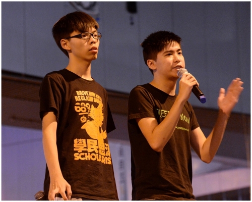 黃之鋒(左)及岑敖暉擬認罪。