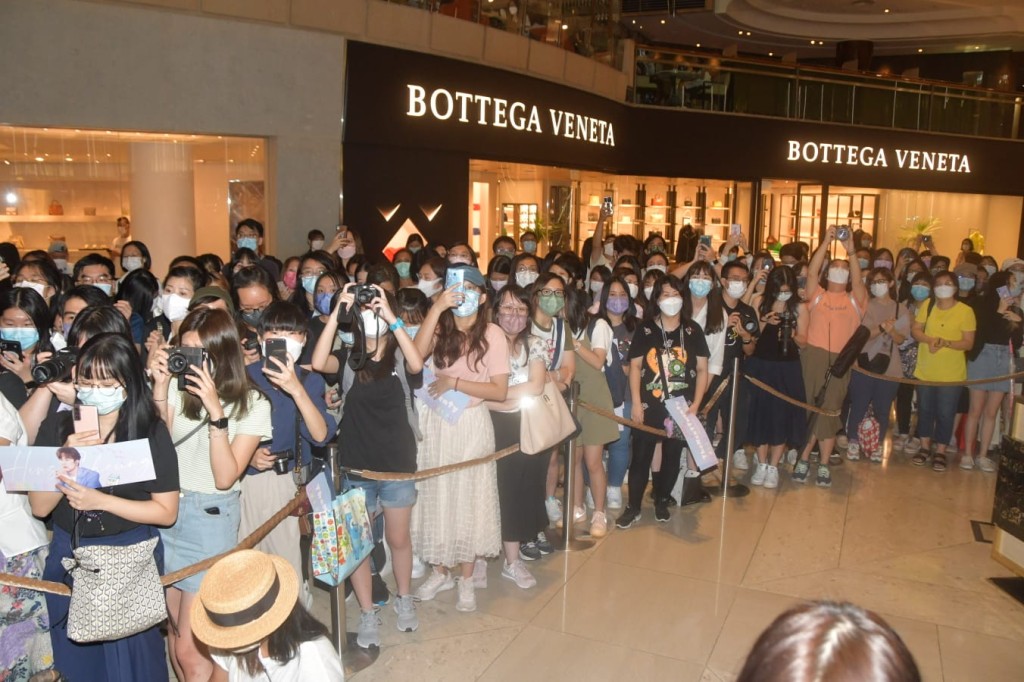 现场有逾百名粉丝支持。