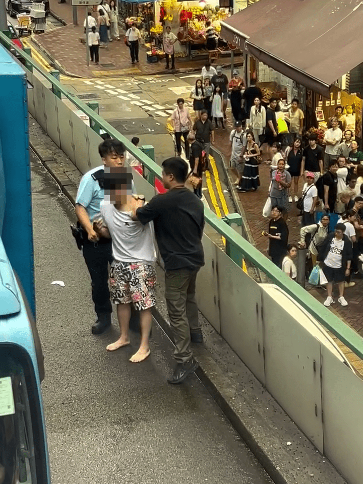 警員用力扯開疑犯。FB：車Cam L（香港群組）