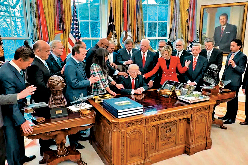 3月初，約20名福音派領袖在橢圓形辦公室圍着特朗普祈禱。 