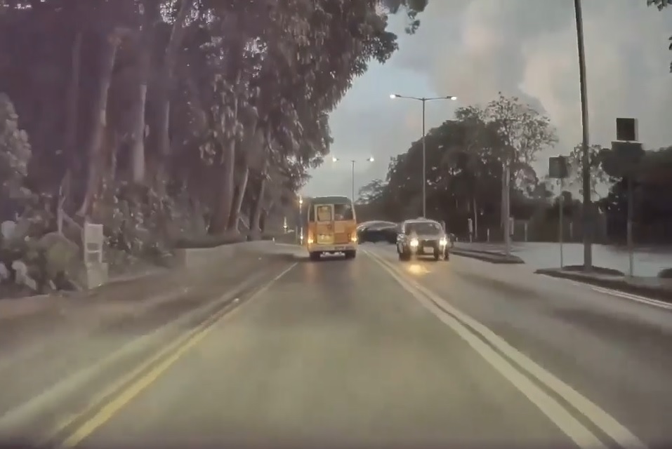 西貢公路往九龍方向發生交通意外，私家車打白鴿轉撞倒對綫小巴。(影片截圖)