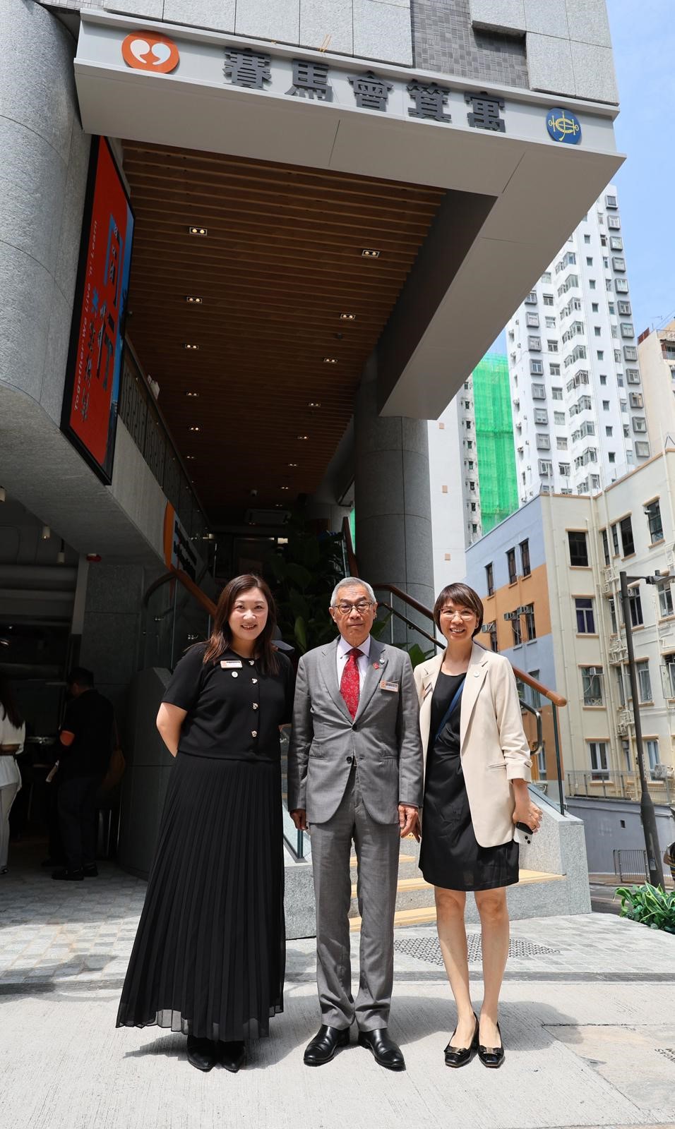 一眾嘉賓參觀「賽馬會箕寓」設施。 一眾嘉賓參觀「賽馬會箕寓」設施。