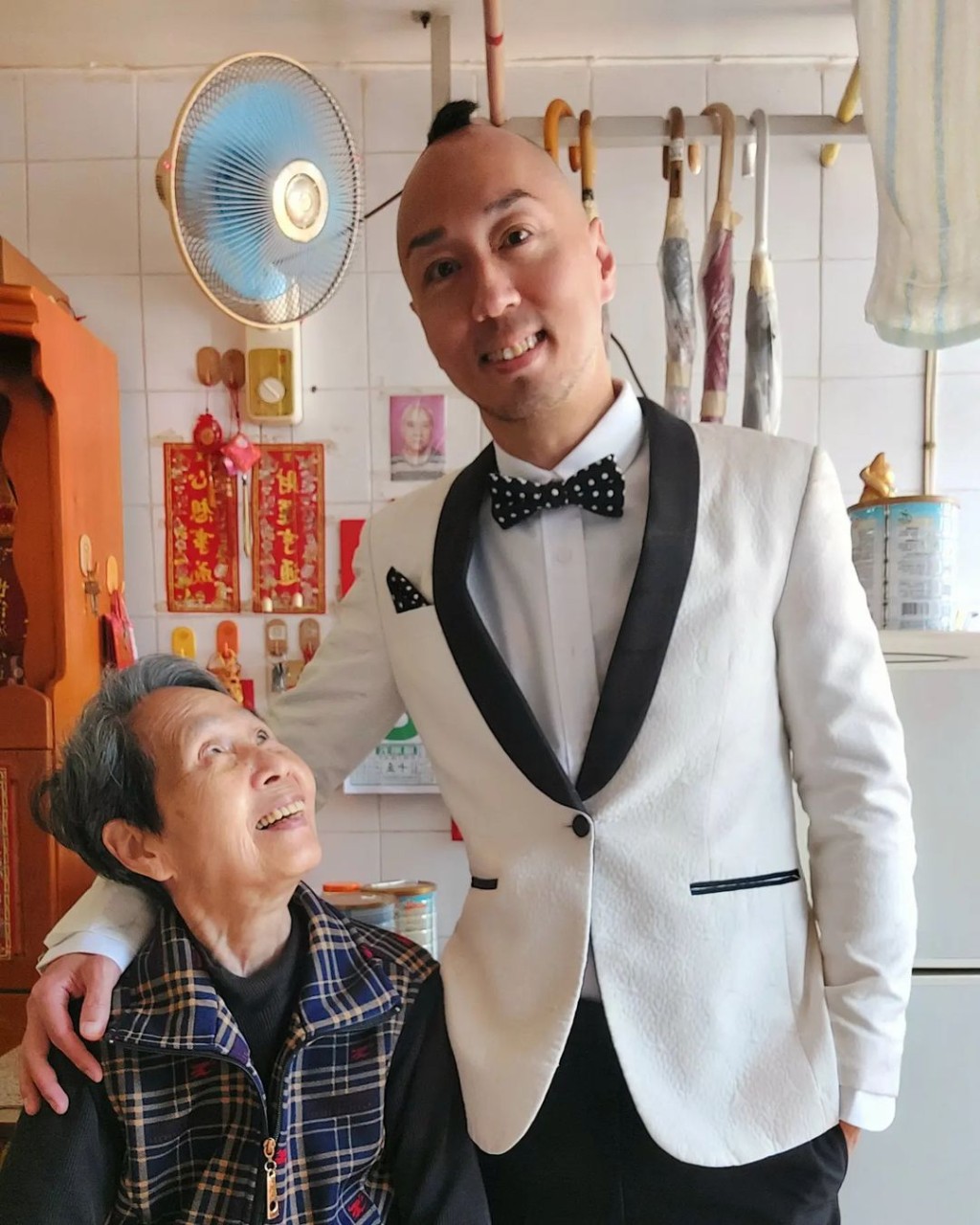 近年不少艺人北上发展，戴耀明却因为要独力照顾已经年逾80岁的老母而放弃机会，选择留港继续拍剧。
