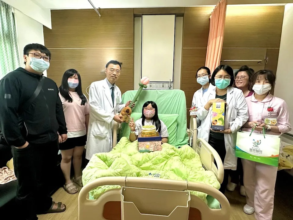 目前該名女童經治療後已平安出院,但由於胰臟功能受損,後續仍需要長期接受胰島素注射治療,並定期規律監測血糖,以維持健康生活。(圖片取自:豐原醫院) 目前該名女童經治療後已平安出院,但由於胰臟功能受損,後續仍需要長期接受胰島素注射治療,並定期規律監測血糖,以維持健康生活。(圖片取自:豐原醫院)