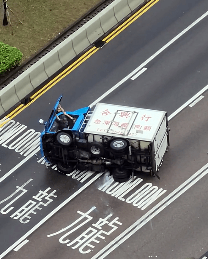熱心男打開車門救人。fb：香港交通及突發事故報料區