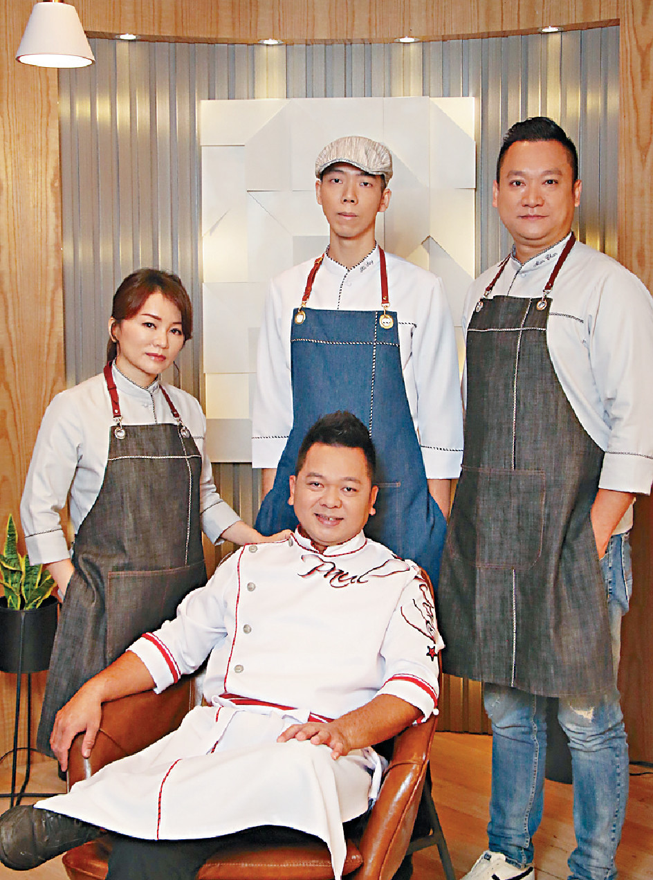 ■(後左起)參賽廚師菲菲、Ka Sing及Alan大讚名廚保哥(前)教佢哋唔少嘢，獲益良多。
