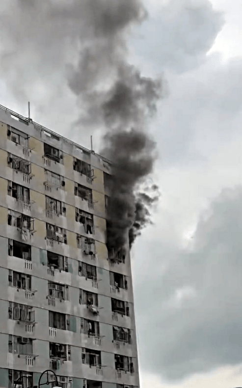 單位冒出濃煙。讀者提供
