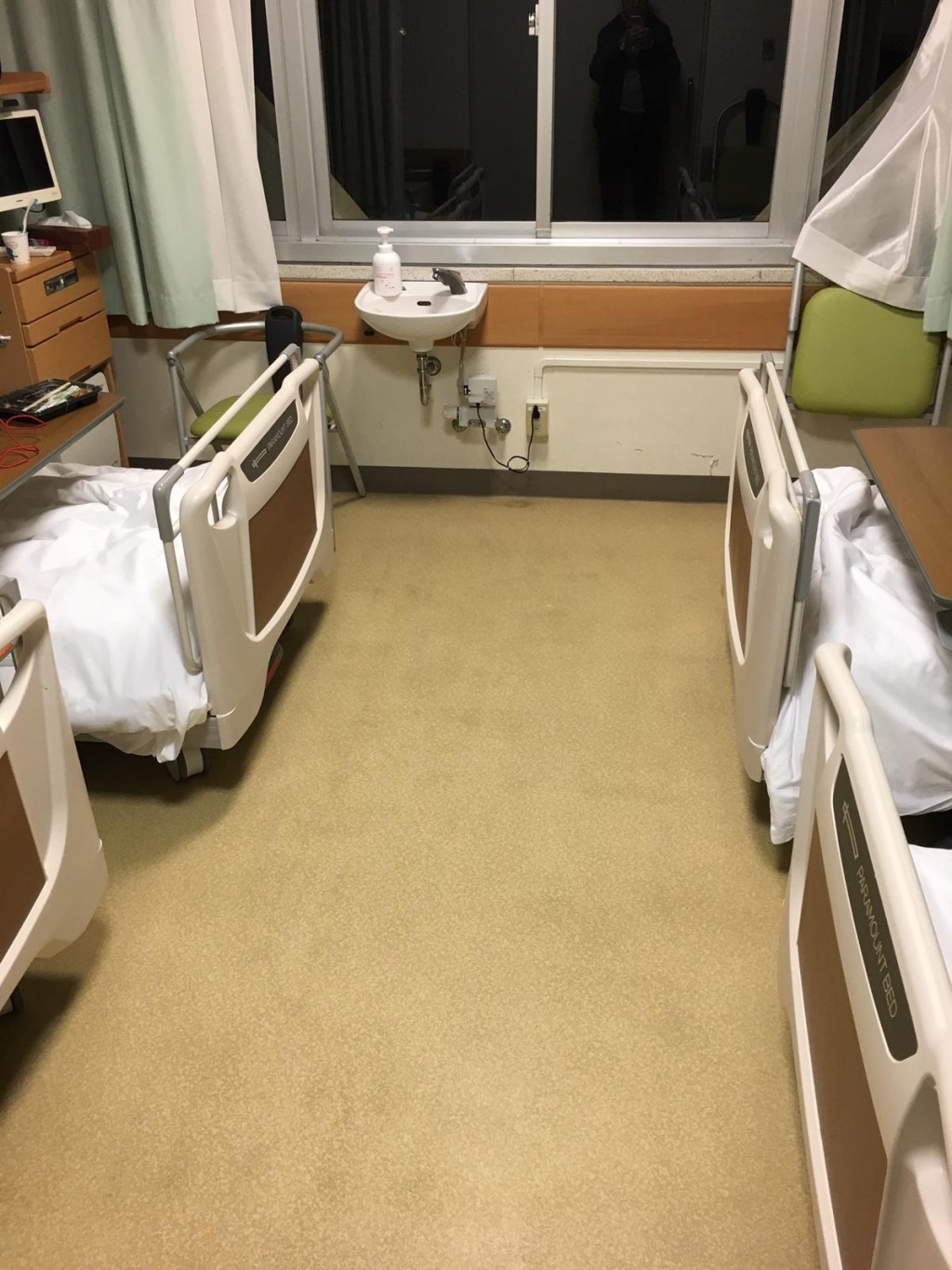 醫院病房。