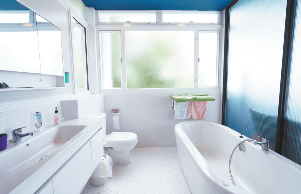 浴室備獨立浴缸及淋浴間，在家可享受獨有的水療體驗。