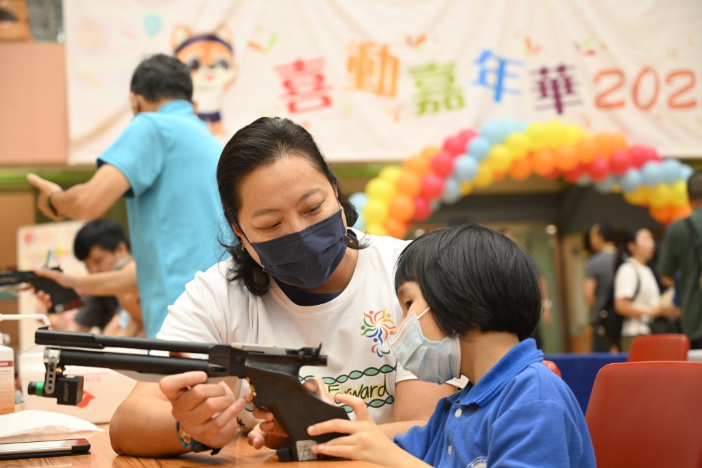 射擊同樂體驗可提升同學的集中力和專注力。