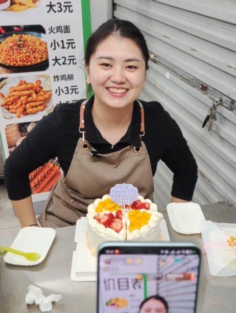 「肥娟」開店「收留小學生」讓她網上人氣急升。大象文娛 「肥娟」開店「收留小學生」讓她網上人氣急升。大象文娛